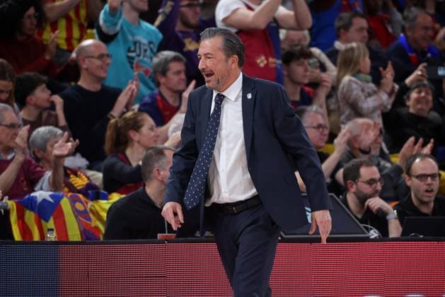 FC Barcelona, Barca v Anadolu Efes Istanbul - Turkish Airlines EuroLeague Luca Banchi coaches during the match between FC Barcelona and Anadolu Efes Istanbul, corresponding to week 221 of the Turkish Airlines Euroleague, at the Palau Blaugrana in Barcelona, Spain, on January 17, 2025. Barcelona Barcelona Spain  Copyright: xUrbanandsportx originalFilename:urbanandsport-fcbarcel250117_npFpv