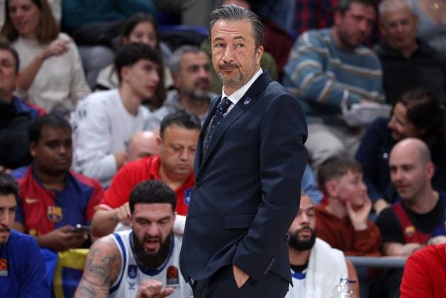 FC Barcelona, Barca v Anadolu Efes Istanbul - Turkish Airlines EuroLeague Luca Banchi coaches during the match between FC Barcelona and Anadolu Efes Istanbul, corresponding to week 221 of the Turkish Airlines Euroleague, at the Palau Blaugrana in Barcelona, Spain, on January 17, 2025. Barcelona Barcelona Spain  Copyright: xUrbanandsportx originalFilename:urbanandsport-fcbarcel250117_npjI7