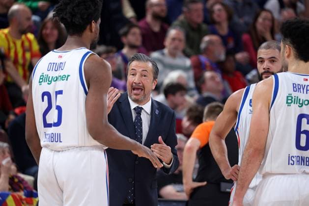 FC Barcelona, Barca v Anadolu Efes Istanbul - Turkish Airlines EuroLeague Luca Banchi coaches during the match between FC Barcelona and Anadolu Efes Istanbul, corresponding to week 221 of the Turkish Airlines Euroleague, at the Palau Blaugrana in Barcelona, Spain, on January 17, 2025. Barcelona Barcelona Spain  Copyright: xUrbanandsportx originalFilename:urbanandsport-fcbarcel250117_np3Ap