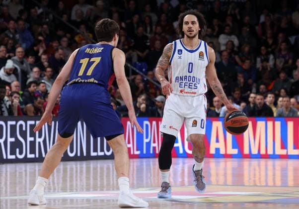 FC Barcelona, Barca v Anadolu Efes Istanbul - Turkish Airlines EuroLeague Shane Larkin and Juan Nunez play during the match between FC Barcelona and Anadolu Efes Istanbul, corresponding to week 221 of the Turkish Airlines Euroleague, at the Palau Blaugrana in Barcelona, Spain, on January 17, 2025. Barcelona Barcelona Spain  Copyright: xUrbanandsportx originalFilename:urbanandsport-fcbarcel250117_npGtN
