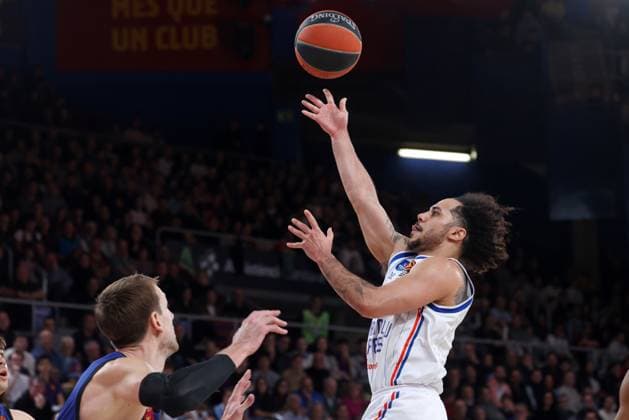 FC Barcelona, Barca v Anadolu Efes Istanbul - Turkish Airlines EuroLeague Shane Larkin plays during the match between FC Barcelona and Anadolu Efes Istanbul, corresponding to week 221 of the Turkish Airlines Euroleague, at the Palau Blaugrana in Barcelona, Spain, on January 17, 2025. Barcelona Barcelona Spain  Copyright: xUrbanandsportx originalFilename:urbanandsport-fcbarcel250117_nptfA
