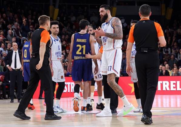 FC Barcelona, Barca v Anadolu Efes Istanbul - Turkish Airlines EuroLeague Vincent Poirier plays during the match between FC Barcelona and Anadolu Efes Istanbul, corresponding to week 221 of the Turkish Airlines Euroleague, at the Palau Blaugrana in Barcelona, Spain, on January 17, 2025. Barcelona Barcelona Spain  Copyright: xUrbanandsportx originalFilename:urbanandsport-fcbarcel250117_np8ZQ