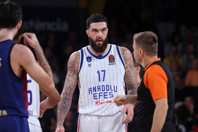 FC Barcelona, Barca v Anadolu Efes Istanbul - Turkish Airlines EuroLeague Vincent Poirier plays during the match between FC Barcelona and Anadolu Efes Istanbul, corresponding to week 221 of the Turkish Airlines Euroleague, at the Palau Blaugrana in Barcelona, Spain, on January 17, 2025. Barcelona Barcelona Spain  Copyright: xUrbanandsportx originalFilename:urbanandsport-fcbarcel250117_npDU1