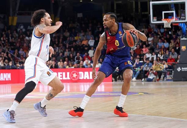 FC Barcelona, Barca v Anadolu Efes Istanbul - Turkish Airlines EuroLeague Kevin Punter and Shane Larkin play during the match between FC Barcelona and Anadolu Efes Istanbul, corresponding to week 221 of the Turkish Airlines Euroleague, at the Palau Blaugrana in Barcelona, Spain, on January 17, 2025. Barcelona Barcelona Spain  Copyright: xUrbanandsportx originalFilename:urbanandsport-fcbarcel250117_npIWQ