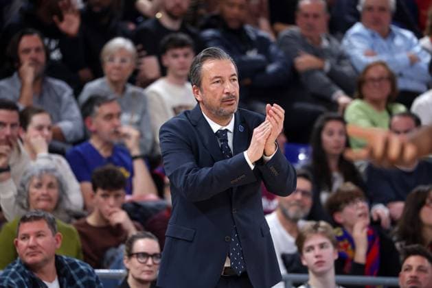 FC Barcelona, Barca v Anadolu Efes Istanbul - Turkish Airlines EuroLeague Luca Banchi coaches during the match between FC Barcelona and Anadolu Efes Istanbul, corresponding to week 221 of the Turkish Airlines Euroleague, at the Palau Blaugrana in Barcelona, Spain, on January 17, 2025. Barcelona Barcelona Spain  Copyright: xUrbanandsportx originalFilename:urbanandsport-fcbarcel250117_nppbe