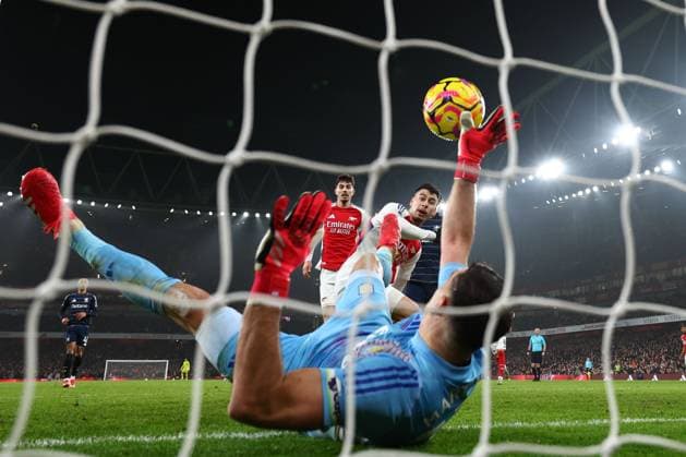 Bilder des Jahres 2025, Sport 01 Januar Sport Themen der Woche KW03 Sport Bilder des Tages Gabriel Martinelli of Arsenal scoring a goal (1-0) Arsenal v Aston Villa, Premier League, Football, Emirates Stadium, London, UK - 18 Jan 2025 EDITORIAL USE ONLY No use with unauthorised audio, video, data, fixture lists, club league logos or live services. Online in-match use limited to 120 images, no video emulation. No use in betting, games or single club league player publications. Copyright: xSimonxDael Shutterstockx 15105149v