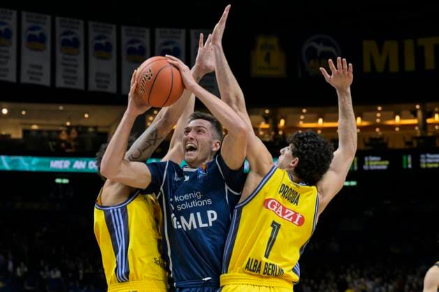 GER, Berlin, Basketball, Alba Berlin vs MLP Academics Heidelberg, BBL, Basketball, Uber Arena, 18 01 2025, in the picture f l Kessens Alba Berlin, 0 , Ryan Mikesell MLP Academic Heidelberg, 33 , Gabriele Procida Alba Berlin, 01 , duel, action, fight, fights for the ball, Copyright: HMBxMedia UwexKoch