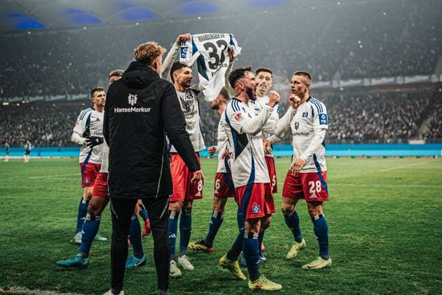 Soccer Men Season 2024 2025 2 Soccer Bundesliga 18 Matchday Hamburger SV vs 1 FC Köln 18 01 2025 Daniel Elfadli 8, HSV holding a jersey of Noah Katterbach 33, HSV after the goal of Ransford Königsdörffer 11, HSV cheering Hamburg Volksparkstadion Hamburg Germany