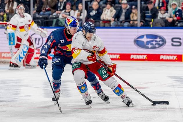 Fight for the puck duel between Veit Oswald EHC Red Bull Muenchen, 27 and Kyle Cumiskey Duesseldorfer EG, 16 GER, EHC Red Bull Muenchen vs Duesseldorfer EG, Ice Hockey, DEL, Matchday 38, Season 2024 2025, 19 01 2025 GER, EHC Red Bull Muenchen vs Duesseldorfer EG, Ice Hockey, DEL, Matchday 38, Season 2024 2025, 19 01 2025 Muenchen Copyright: xEibner-Pressefoto FranzxFeinerx EP_HFR