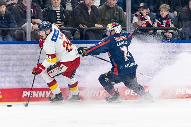 Fight for the puck duel between Alexander Blank Duesseldorfer EG, 24 and Les Lancaster EHC Red Bull Muenchen, 74 GER, EHC Red Bull Muenchen vs Duesseldorfer EG, Ice Hockey, DEL, Matchday 38, Season 2024 2025, 19 01 2025 GER, EHC Red Bull Muenchen vs Duesseldorfer EG, Ice Hockey, DEL, Matchday 38, Season 2024 2025, 19 01 2025 Muenchen Copyright: xEibner-Pressefoto FranzxFeinerx EP_HFR