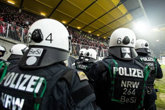 3 Liga Alemannia Aachen Rot Weiss Essen 19 01 2025 Police officers stand in front of the guest block, fans of Rot Weiss Essen 3 Liga Alemannia Aachen Rot Weiss Essen Tivoli, Aachen 19 01 2025 DFB regulations prohibit any use of photographs as image sequences and or quasi video Copyright: xBEAUTIFULxSPORTS Buriakovx