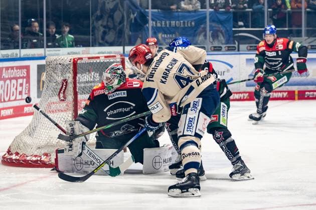 Alexander Karachun Schwenninger Wild Wings, 47 fails here at Strauss Mann Goalkeeper, Augsburger Panther, 38 GER, Augsburger Panther vs Schwenninger Wild Wings, Ice Hockey, DEL, 39 Matchday, Season 2024 2025, 24 01 2025 GER, Augsburger Panther vs Schwenninger Wild Wings, Ice Hockey, DEL, 39 Matchday, Season 2024 2025, 24 01 2025 Augsburg Copyright: xEibner-Pressefoto FranzxFeinerx EP_HFR