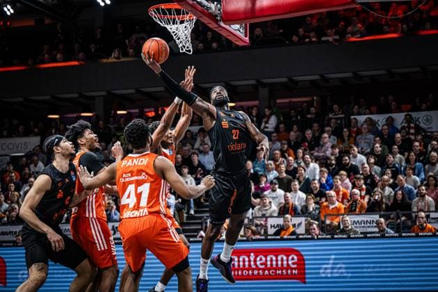 1 Basketball Bundesliga, easyCredit BBL, Season 2024 2025, Men, Main Round, Matchday 18, 24 01 2025, RASTA Vechta Niners Chemnitz Eddy Edigin Jr 27 Niners Chemnitz at the basket Vechta RASTA Dome Lower Saxony Germany