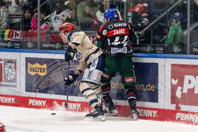 Battle for the puck duel between Brett Ritchie Schwenninger Wild Wings, 23 and Nolan Zajac Augsburger Panther, 44 GER, Augsburger Panther vs Schwenninger Wild Wings, Ice Hockey, DEL, Matchday 39, Season 2024 2025, 24 01 2025 GER, Augsburger Panther vs Schwenninger Wild Wings, Ice Hockey, DEL, Matchday 39, Season 2024 2025, 24 01 2025 Augsburg Copyright: xEibner-Pressefoto FranzxFeinerx EP_HFR