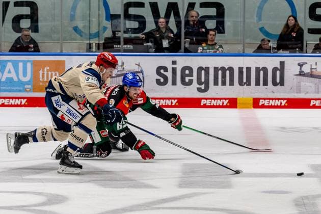 Battle for the puck duel between Alexander Karachun Schwenninger Wild Wings, 47 and Thomas Schemitsch Augsburger Panther, 62 GER, Augsburger Panther vs Schwenninger Wild Wings, Ice field hockey, DEL, Matchday 39, Season 2024 2025, 24 01 2025 GER, Augsburger Panther vs Schwenninger Wild Wings, Ice field hockey, DEL, Matchday 39, Season 2024 2025, 24 01 2025 Augsburg Copyright: xEibner-Pressefoto HeikexFeinerx EP_HFR
