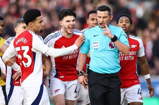Wolverhampton Wanderers gegen Arsenal 25. Januar 2025, Wolverhampton Premier League Fußball Wolverhampton Wanderers gegen Arsenal Ethan Nwaneri, Declan Rice von Arsenal und Gabriel von Arsenal beschweren sich bei Schiedsrichter Michael Oliver nach einer roten Karte für Myles Lewis Skelly von Arsenal Foto Jacques Feeney Abseits Wolverhampton UK  Copyright: xJacquesxFeeneyx xOffsidexOffside