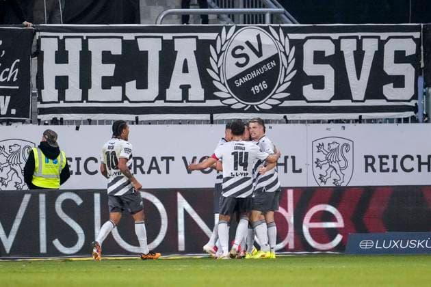 Players of SV Sandhausen SVS , celebrate the goal, celebrate the goal, goal, celebration, cheers about the goal, rejoice, joy, optimistic, positive, game scene, highlight, action, 25 01 2025, Sandhausen Germany , Football, 3 Liga, SV Sandhausen 1 FC Saarbrücken, DFB DFL REGULATIONS PROHIBIT ANY USE OF PHOTOGRAPHS AS IMAGE SEQUENCES AND OR QUASI VIDEO xozx
