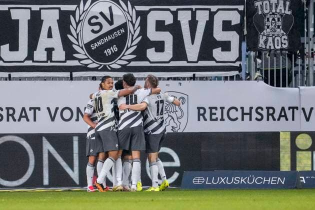 Players of SV Sandhausen SVS , celebrate the goal, celebrate the goal, goal, celebration, cheers about the goal, rejoice, joy, optimistic, positive, game scene, highlight, action, 25 01 2025, Sandhausen Germany , Football, 3 Liga, SV Sandhausen 1 FC Saarbrücken, DFB DFL REGULATIONS PROHIBIT ANY USE OF PHOTOGRAPHS AS IMAGE SEQUENCES AND OR QUASI VIDEO xozx