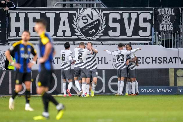 Players of SV Sandhausen SVS , celebrate the goal, celebrate the goal, goal, celebration, cheers about the goal, rejoice, joy, optimistic, positive, game scene, highlight, action, 25 01 2025, Sandhausen Germany , Football, 3 Liga, SV Sandhausen 1 FC Saarbrücken, DFB DFL REGULATIONS PROHIBIT ANY USE OF PHOTOGRAPHS AS IMAGE SEQUENCES AND OR QUASI VIDEO xozx