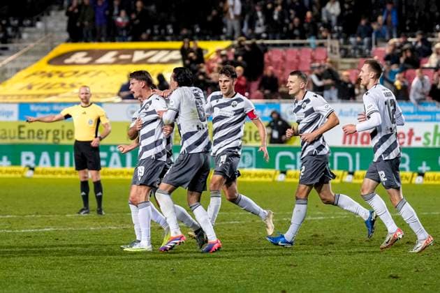 Players of SV Sandhausen SVS , celebrate the goal, celebrate the goal, goal, celebration, cheers about the goal, rejoice, joy, optimistic, positive, game scene, highlight, action, 25 01 2025, Sandhausen Germany , Football, 3 Liga, SV Sandhausen 1 FC Saarbrücken, DFB DFL REGULATIONS PROHIBIT ANY USE OF PHOTOGRAPHS AS IMAGE SEQUENCES AND OR QUASI VIDEO xozx