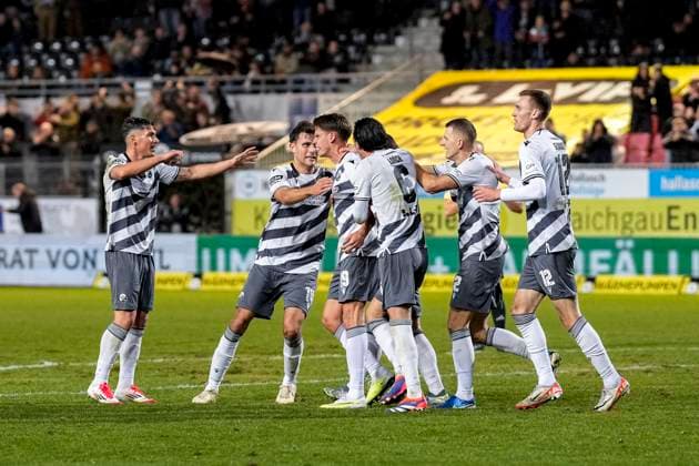 Players of SV Sandhausen SVS , celebrate the goal, celebrate the goal, goal, celebration, cheers about the goal, rejoice, joy, optimistic, positive, game scene, highlight, action, 25 01 2025, Sandhausen Germany , Football, 3 Liga, SV Sandhausen 1 FC Saarbrücken, DFB DFL REGULATIONS PROHIBIT ANY USE OF PHOTOGRAPHS AS IMAGE SEQUENCES AND OR QUASI VIDEO xozx