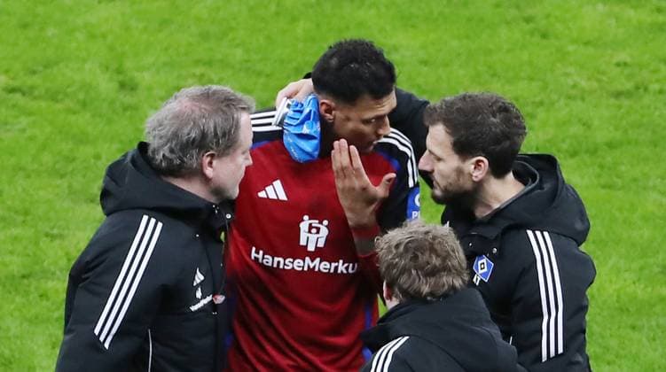 Davie Selke walks off the pitch with a head injury Sport Football Soccer DFL 2 Bundesliga Men 19 Matchday Season 2024 2025 25 12 2024 Hertha BSC Berlin vs Hamburger SV HSV DFL regulations prohibit any use of photographs as image sequences and or quasi video