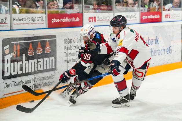 Battle for the puck duel between Lukas Muehlbauer Towerstars Ravensburg, 89 and Leo Hafenrichter EHC Freiburg, 92 , GER, Ravensburg Towerstars vs EHC Freiburg, Ice field hockey, DEL2, Season 2024 2025, Matchday 41, 26 01 25 GER, Ravensburg Towerstars vs EHC Freiburg, Ice field hockey, DEL2, Season 2024 2025, Matchday 41, 26 01 25 Ravenburg Copyright: xEibner-Pressefoto MaximilianxRistx EP_MRT