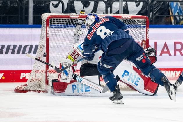 Tobias Rieder EHC Red Bull Muenchen, 8 misses here against Kristers Gudlevskis goalie, Fischtown Pinguins Bremerhaven, 30 GER, EHC Red Bull Muenchen vs Fischtown Pinguins Bremerhaven, Ice Hockey, DEL, 42 Matchday, Season 2024 2025, 31 01 2025 GER, EHC Red Bull Muenchen vs Fischtown Pinguins Bremerhaven, Ice Hockey, DEL, 42 Matchday, Season 2024 2025, 31 01 2025 Muenchen Copyright: xEibner-Pressefoto HeikexFeinerx EP_HFR