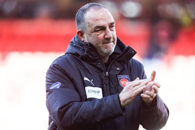 Frank Schmidt 1 FC Heidenheim, Head Coach greets the fans GER, 1 FC Heidenheim vs Borussia Dortmund, Football, Bundesliga, Matchday 20, Season 2024 2025, 01 02 2025 DFL REGULATIONS PROHIBIT ANY USE OF PHOTOGRAPHS AS IMAGE SEQUENCES AND OR QUASI VIDEO GER, 1 FC Heidenheim vs Borussia Dortmund, Football, Bundesliga, Matchday 20, Season 2024 2025, 01 02 2025 Heidenheim Copyright: xEibner-Pressefoto RogerxBuerkex EP_RBE