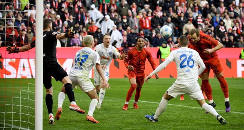 01 02 2025, xemx, Fussball 1 Bundesliga, FC Bayern Muenchen Holstein Kiel v l Harry Kane FC Bayern Muenchen Goal scored, erziehlt das Tor zum 2 0 DFL DFB REGULATIONS PROHIBIT ANY USE OF PHOTOGRAPHS as IMAGE SEQUENCES and or QUASI VIDEO Muenchen