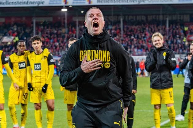 01 02 2025, 1 FC Heidenheim vs Borussia Dortmund, 1 Bundesliga, Matchday 20 Mike Tullberg Borussia Dortmund, Coach cheers after the final whistle Important note According to the regulations of the DFL German Football League and the DFB German Football Association, it is prohibited to use photographs taken in the stadium and or of the match in the form of sequential images and or video-like photo series Copyright: xBahhoxKarax
