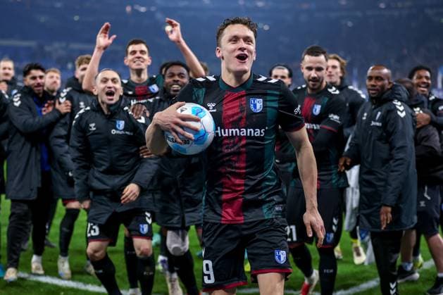 01 02 2025, Football, FC Schalke 04 1 FC Magdeburg, 2 Fußball Bundesliga, Matchday 20, Veltins Arena Gelsenkirchen, Season 2024 2025 Joy and emotions after the 5 1 victory for Magdeburg The four-time goal scorer Martijn Kaars 1 FC Magdeburg 9 has secured the match ball and stands cheering and dancing with the team in front of the celebrating fans DFB regulations prohibit any use of photographs as image sequences and or quasi video North Rhine-Westphalia Germany