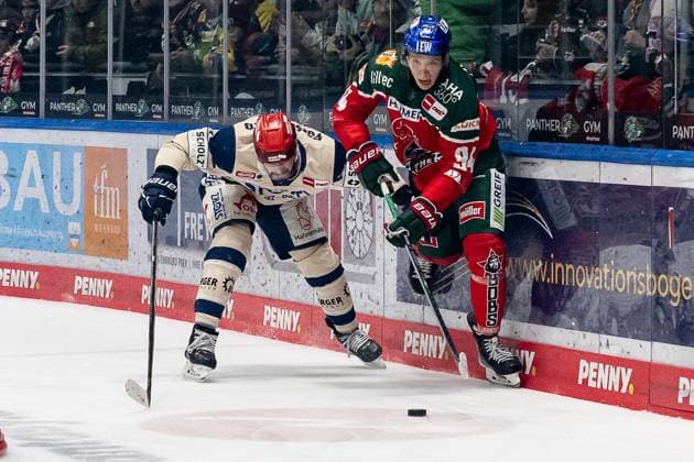 Fight for the puck duel between Mirko Hoefflin Schwenninger Wild Wings, 10 and Anrei Hakulinen Augsburger Panther, 94 GER, Augsburger Panther vs Schwenninger Wild Wings, Ice Hockey, DEL, Matchday 43, Season 2024 2025, 02 02 2025 GER, Augsburger Panther vs Schwenninger Wild Wings, Ice Hockey, DEL, Matchday 43, Season 2024 2025, 02 02 2025 Augsburg Copyright: xEibner-Pressefoto HeikexFeinerx EP_HFR