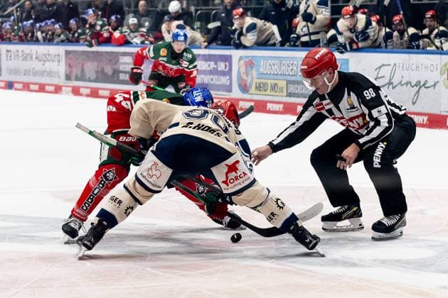 Linesperson Maksim Cepik executes a faceoff between Jason Bast Augsburger Panther, 45 and Tylor Spink Schwenninger Wild Wings, 90 GER, Augsburger Panther vs Schwenninger Wild Wings, Ice Hockey, DEL, Matchday 43, Season 2024 2025, 02 02 2025 GER, Augsburger Panther vs Schwenninger Wild Wings, Ice Hockey, DEL, Matchday 43, Season 2024 2025, 02 02 2025 Augsburg Copyright: xEibner-Pressefoto HeikexFeinerx EP_HFR