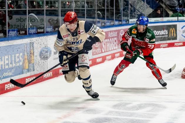 Battle for the puck duel between Brett Ritchie Schwenninger Wild Wings, 23 and Riley McCourt Augsburger Panther, 72 GER, Augsburger Panther vs Schwenninger Wild Wings, Ice Hockey, DEL, Matchday 43, Season 2024 2025, 02 02 2025 GER, Augsburger Panther vs Schwenninger Wild Wings, Ice Hockey, DEL, Matchday 43, Season 2024 2025, 02 02 2025 Augsburg Copyright: xEibner-Pressefoto FranzxFeinerx EP_HFR
