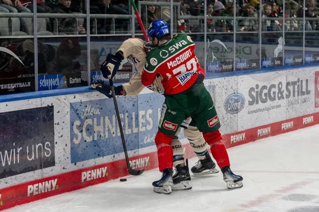 Battle for the puck duel between Brett Ritchie Schwenninger Wild Wings, 23 and Riley McCourt Augsburger Panther, 72 GER, Augsburger Panther vs Schwenninger Wild Wings, Ice Hockey, DEL, Matchday 43, Season 2024 2025, 02 02 2025 GER, Augsburger Panther vs Schwenninger Wild Wings, Ice Hockey, DEL, Matchday 43, Season 2024 2025, 02 02 2025 Augsburg Copyright: xEibner-Pressefoto FranzxFeinerx EP_HFR