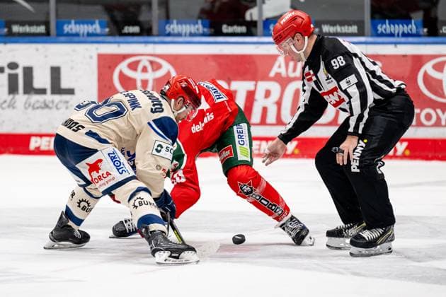 Linesperson Maksim Cepik executes a faceoff between Tylor Spink Schwenninger Wild Wings, 90 and Chris Collins Augsburger Panther, 10 GER, Augsburger Panther vs Schwenninger Wild Wings, Ice Hockey, DEL, Matchday 43, Season 2024 2025, 02 02 2025 GER, Augsburger Panther vs Schwenninger Wild Wings, Ice Hockey, DEL, Matchday 43, Season 2024 2025, 02 02 2025 Augsburg Copyright: xEibner-Pressefoto HeikexFeinerx EP_HFR