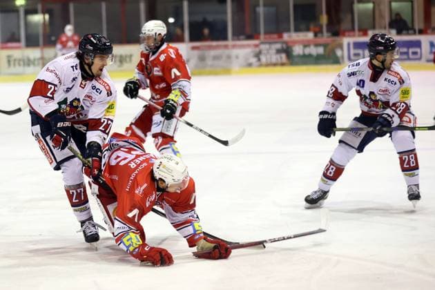 Sahnpark Crimmitschau 07 02 2025 Saison 2024 25 Eishockey 2 Bundesliga Spieltag 44 Eispiraten Eispiraten EHC Freiburg Lukas Wagner EPC red Marvin Neher Freiburg white Crimmitschau Sachsen Germany