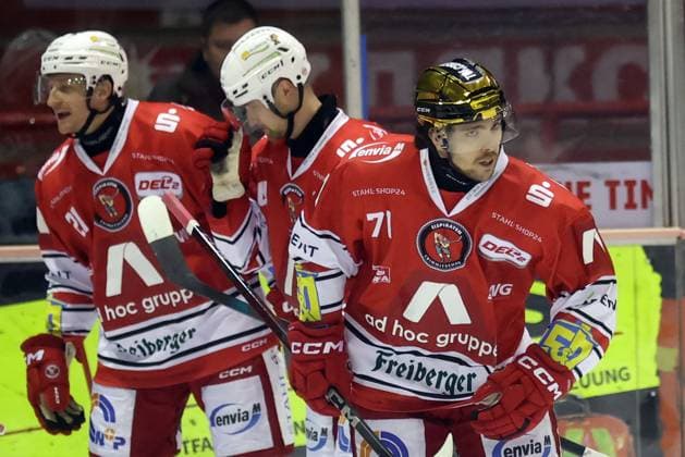Sahnpark Crimmitschau 07.02.2025 Saison 2024 25 Eishockey 2. Bundesliga Spieltag 44. Eispiraten Eispiraten - EHC Freiburg Scott Feser EPC rot erzielt das 1:1 und fährt zur Bande Crimmitschau Sachsen Germany