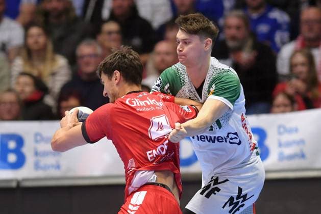 Nikolaj Enderleit MT Melsungen 4 on the ball , Oskar Sunnefeldt Frisch Auf Goeppingen 27 R , GER, MT Melsungen Frisch Auf Goeppingen, Handball, 1 Bundesliga, Matchday 18, Season 2024 2025, 08 02 2025, GER, MT Melsungen Frisch Auf Goeppingen, Handball, 1 Bundesliga, Matchday 18, Season 2024 2025, 08 02 2025 Kassel Copyright: xEibner-Pressefotox xRolandxSippelx EP_RSL