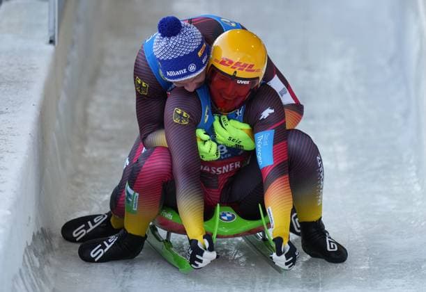 Bilder des Jahres 2025, Sport 02 Februar Sport Themen der Woche KW06 Sport Bilder des Tages Sport Bilder des Tages February 8, 2025, Whistler, Bc, CANADA: p>Germany s Max Langenhan, front right, is congratulated by compatriot Felix Loch, back, who finished second, after Loch won the men s singles event at the Luge World Championships, in Whistler, B.C., on Saturday, Feb. 8, 2025. Canada News - February 8, 2025 - ZUMAc35_ 20250208_zaf_c35_082 Copyright: xDarrylxDyckx
