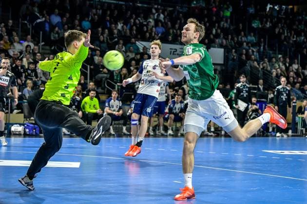 Handball, Daikin HBL, Fuechse Berlin 1 VfL Potsdam 09 02 2025, xdanx, Handball, Daikin HBL, Fuechse Berlin 1 VfL Potsdam, v l Frederik Hoeler 1 VfL Potsdam 1 ,Mathias Gidsel Füchse Berlin 19 ,wirft Tor, Torschuetze, erzielt Tor, Treffer, scores the goal Berlin Max Schmeling Halle Berlin Deutschland DE Copyright: xDanielxLakomskix