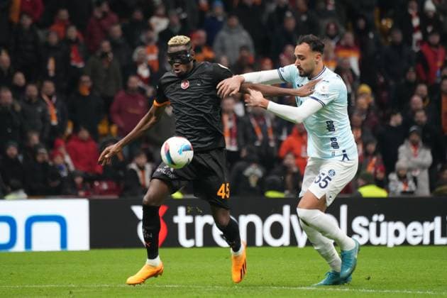 Victor Osimhen (45) of Galatasaray and Tolga Kalender (55) of Adana Demirspor battle for the ball during the Turkish Super League match between Galatasaray and Adana Demirspor at Rams Park Stadium on February 9, 2025 in Istanbul, Turkey. Istanbul Turkey Copyright: xSeskimphotox Gsaray-AdanaDmr-090225 (230)