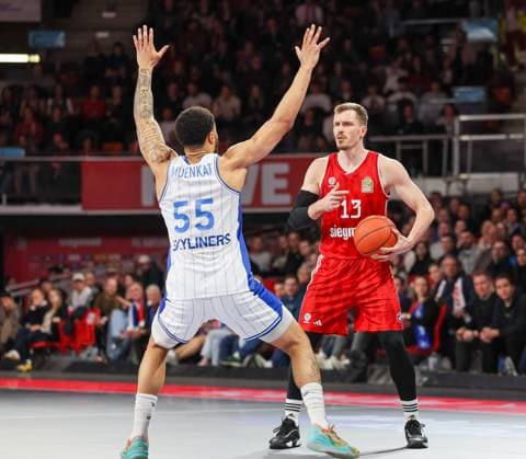 Andreas Obst FC Bayern Basketball, 13 with ball with David Muenkat Frankfurt Skyliners, 55 , GER, FC Bayern Muenchen vs Skyliners Frankfurt, Basketball, easycredit Basketball Bundesliga, BBL, 21 Matchday, Season 2024 2025, 11 02 2025, GER, FC Bayern Muenchen vs Skyliners Frankfurt, Basketball, easycredit Basketball Bundesliga, BBL, 21 Matchday, Season 2024 2025, 11 02 2025 Muenchen Copyright: xEibner-Pressefoto JennixMaulx EP_JML