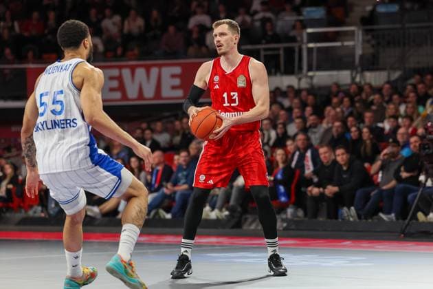 Andreas Obst FC Bayern Basketball, 13 with ball with David Muenkat Frankfurt Skyliners, 55 , GER, FC Bayern Muenchen vs Skyliners Frankfurt, Basketball, easycredit Basketball Bundesliga, BBL, 21 Matchday, Season 2024 2025, 11 02 2025, GER, FC Bayern Muenchen vs Skyliners Frankfurt, Basketball, easycredit Basketball Bundesliga, BBL, 21 Matchday, Season 2024 2025, 11 02 2025 Muenchen Copyright: xEibner-Pressefoto JennixMaulx EP_JML