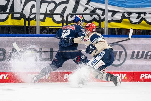 Fight for the puck duel between Patrick Hager EHC Red Bull Muenchen, 52 and Kyle Platzer Schwenninger Wild Wings, 88 GER, EHC Red Bull Muenchen vs Schwenninger Wild Wings, Ice Hockey, DEL, 44 Matchday, Season 2024 2025, 13 02 2025 GER, EHC Red Bull Muenchen vs Schwenninger Wild Wings, Ice Hockey, DEL, 44 Matchday, Season 2024 2025, 13 02 2025 Muenchen Copyright: xEibner-Pressefoto HeikexFeinerx EP_HFR