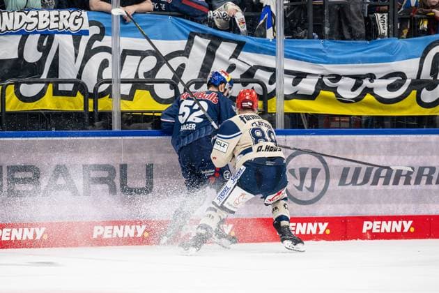 Fight for the puck duel between Patrick Hager EHC Red Bull Muenchen, 52 and Kyle Platzer Schwenninger Wild Wings, 88 GER, EHC Red Bull Muenchen vs Schwenninger Wild Wings, Ice Hockey, DEL, 44 Matchday, Season 2024 2025, 13 02 2025 GER, EHC Red Bull Muenchen vs Schwenninger Wild Wings, Ice Hockey, DEL, 44 Matchday, Season 2024 2025, 13 02 2025 Muenchen Copyright: xEibner-Pressefoto HeikexFeinerx EP_HFR