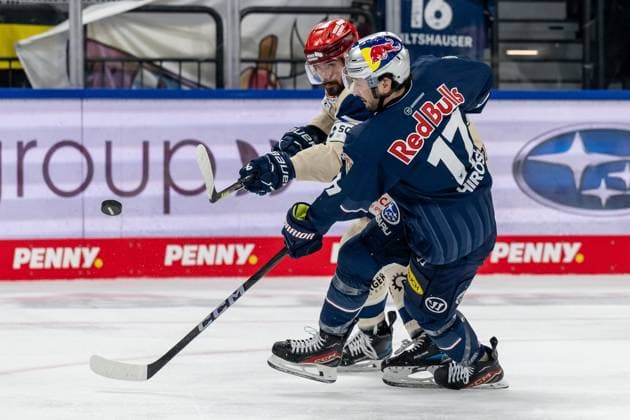 Fight for the puck duel between Mirko Hoefflin Schwenninger Wild Wings, 10 and Taro Hirose EHC Red Bull Muenchen, 17 GER, EHC Red Bull Muenchen vs Schwenninger Wild Wings, Ice Hockey, DEL, 44 Matchday, Season 2024 2025, 13 02 2025 GER, EHC Red Bull Muenchen vs Schwenninger Wild Wings, Ice Hockey, DEL, 44 Matchday, Season 2024 2025, 13 02 2025 Muenchen Copyright: xEibner-Pressefoto HeikexFeinerx EP_HFR