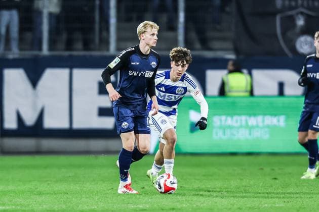 Sports, Football, Regionalliga West Season 2024 2025 22 Matchday MSV Duisburg SC Paderborn U21 14 02 2025, schauinsland reisen arena Anton Bäuerle SC Paderborn U21, 14 Simon Symalla MSV Duisburg, 23 Duisburg schauinsland reisen arena Nordrhein Westfahlen Germany