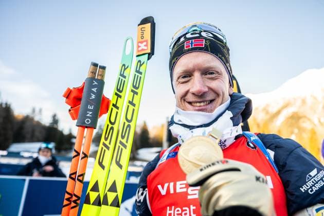250215 Johannes Thingnes Bo of Norway poses with his gold medal, this was his 21st World Championship gold medal, making him the male athlete with the most World Championship golds after the men s 10 km sprint during the IBU Biathlon World Championships on February 15, 2025 in Lenzerheide Photo Petter Arvidson BILDBYRAN kod PA PA0975 bbeng biathlon biathlon biathlon biathlon world championships ibu world championships biathlon world championships sprint jubilation  Copyright: PETTERxARVIDSON BB250215PA158